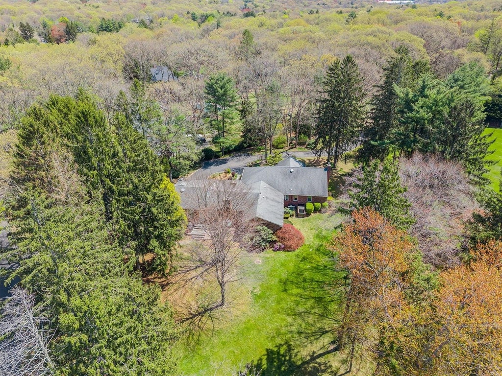 9 of 12 - 1926 Midlane Road, Muttontown, NY