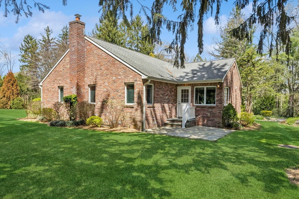 6 of 12 - 1926 Midlane Road, Muttontown, NY