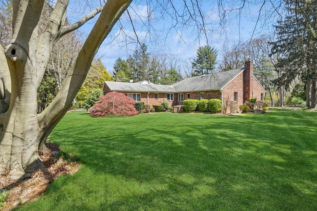 7 of 12 - 1926 Midlane Road, Muttontown, NY