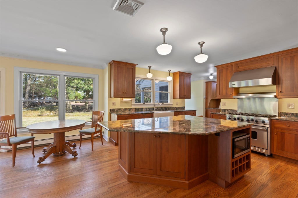 10 of 37 - 7 Locust Avenue, Setauket, NY