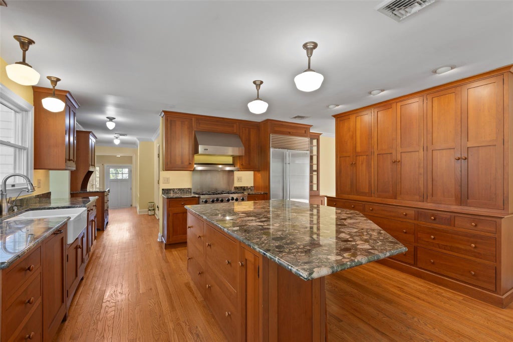 13 of 37 - 7 Locust Avenue, Setauket, NY