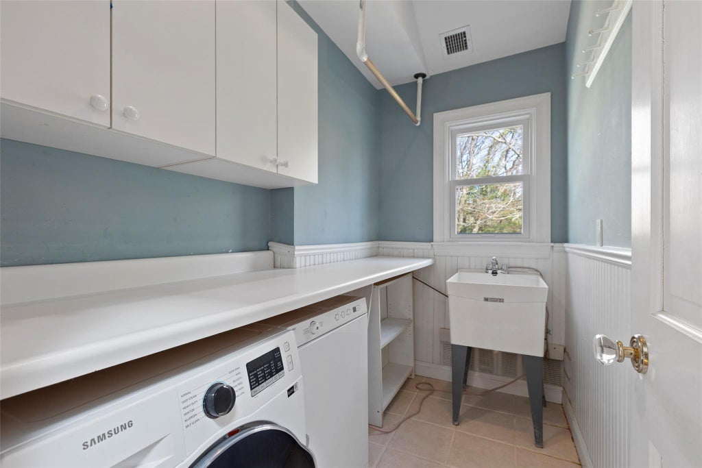 24 of 37 - 7 Locust Avenue, Setauket, NY