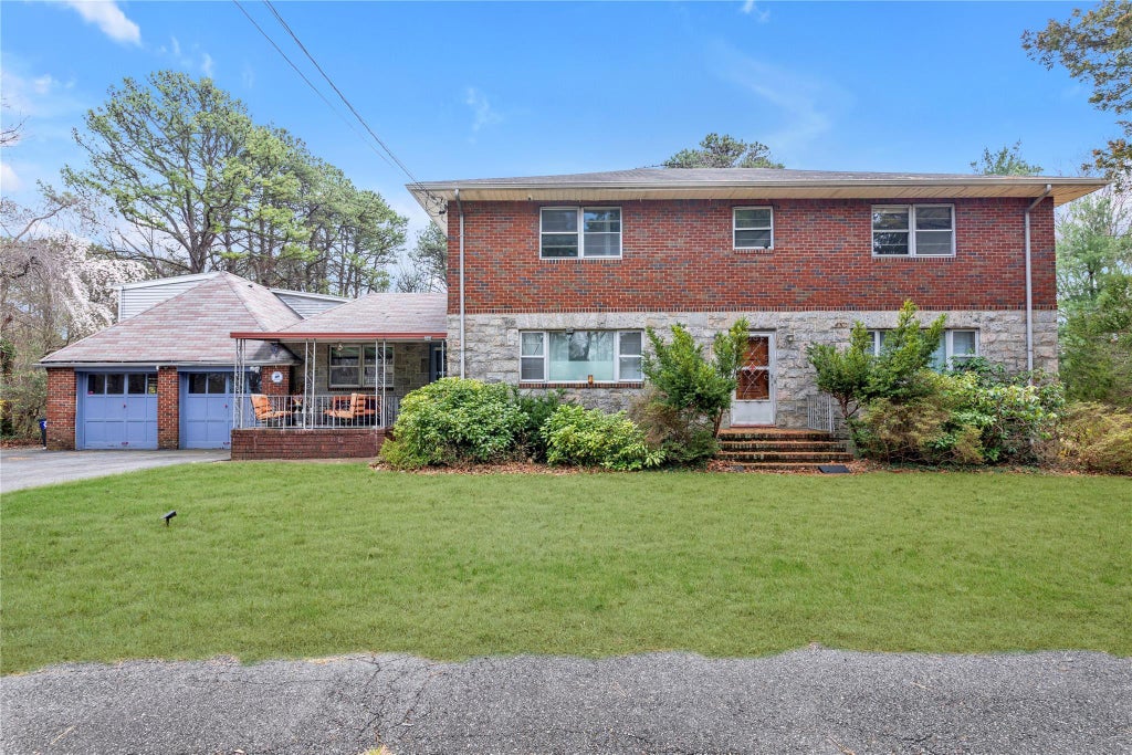 420 Old Country Road, Melville