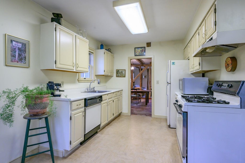13 of 32 - 5050 Pequash Avenue, Cutchogue, NY
