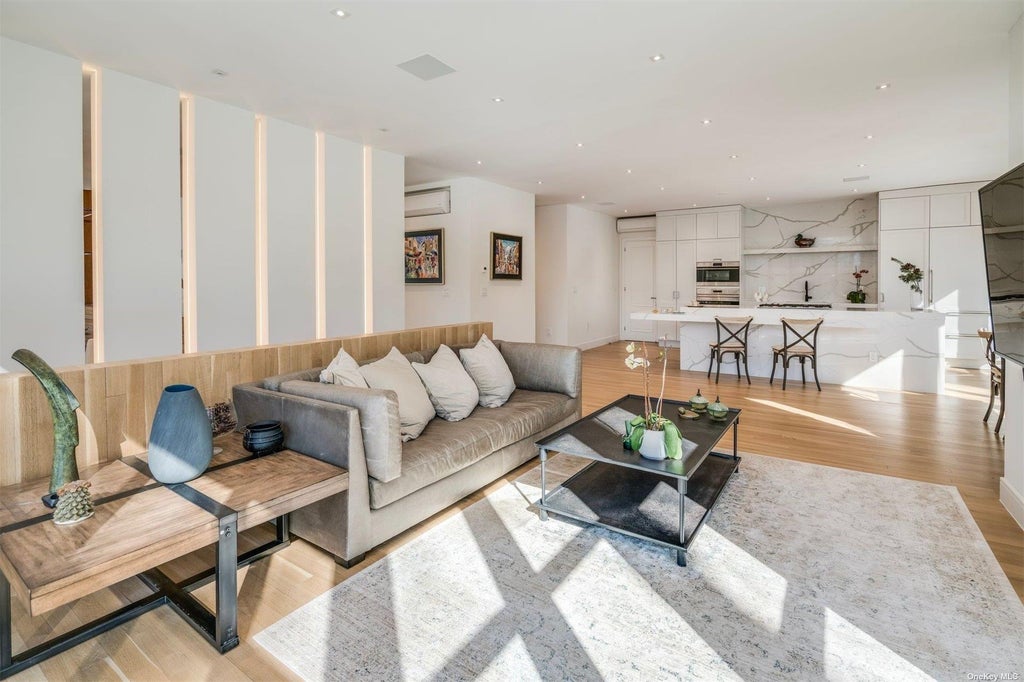 13 of 35 - 8 Frost Creek Drive, Locust Valley, NY
