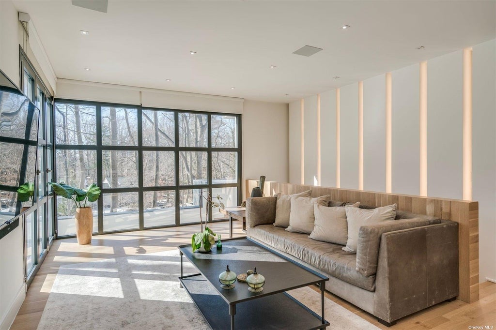 14 of 35 - 8 Frost Creek Drive, Locust Valley, NY