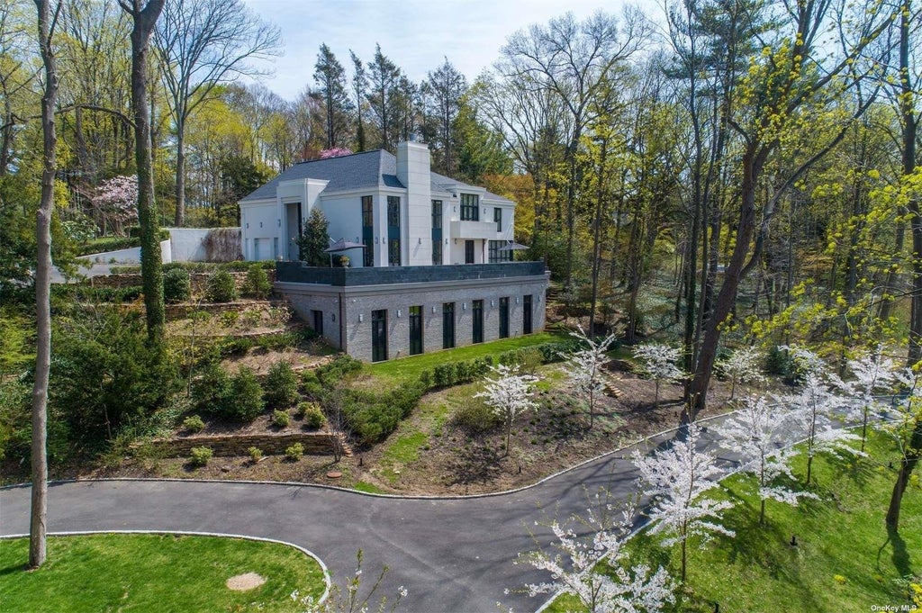 1 of 35 - 8 Frost Creek Drive, Locust Valley, NY