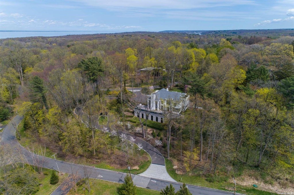 2 of 35 - 8 Frost Creek Drive, Locust Valley, NY