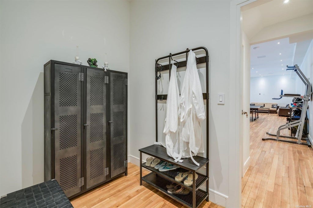 30 of 35 - 8 Frost Creek Drive, Locust Valley, NY