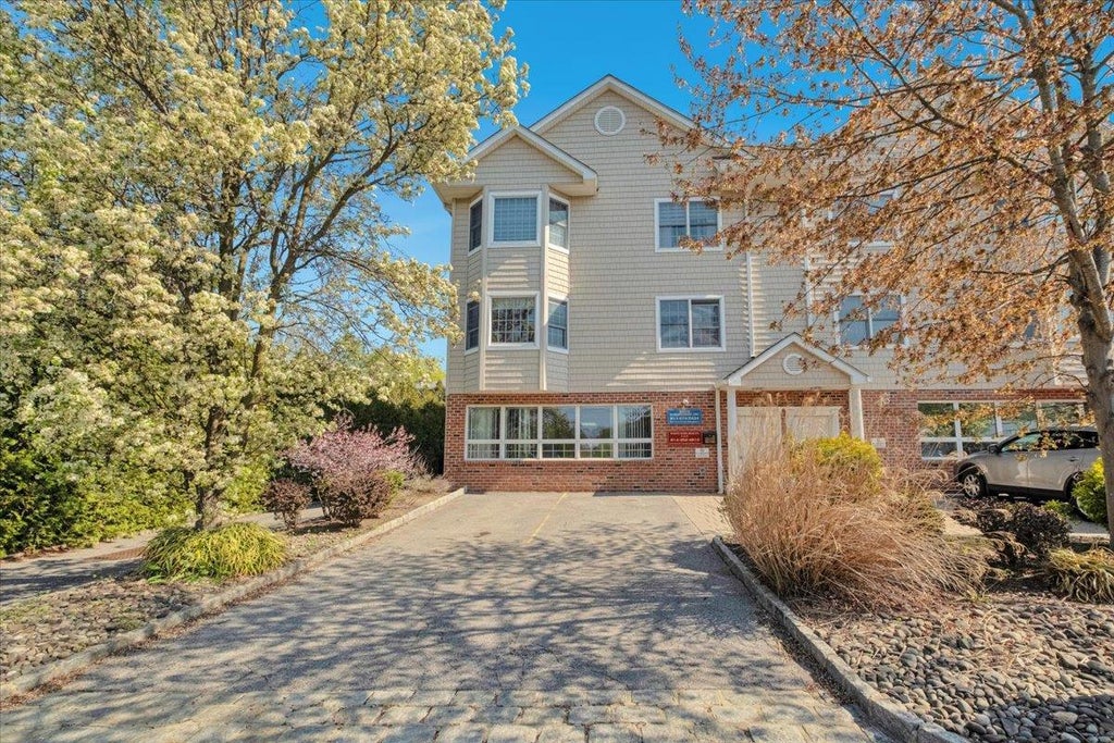 1 of 24 - 119 Montgomery Avenue # B, Scarsdale, NY