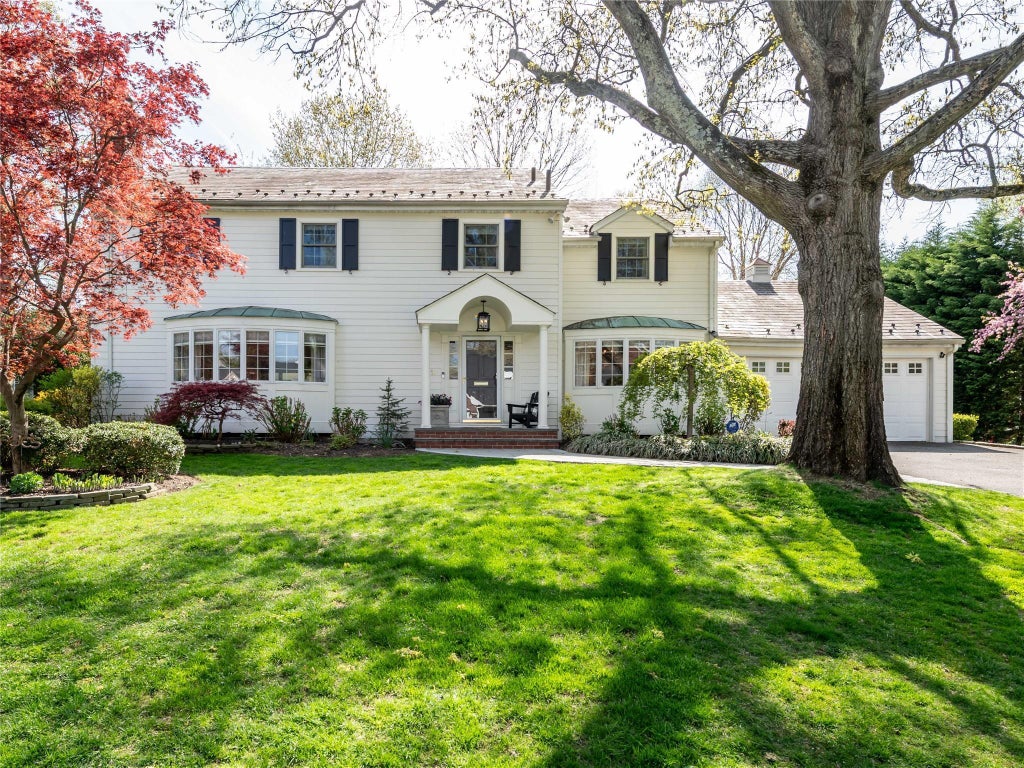 1 of 44 - 812 Hunt Lane, Manhasset, NY