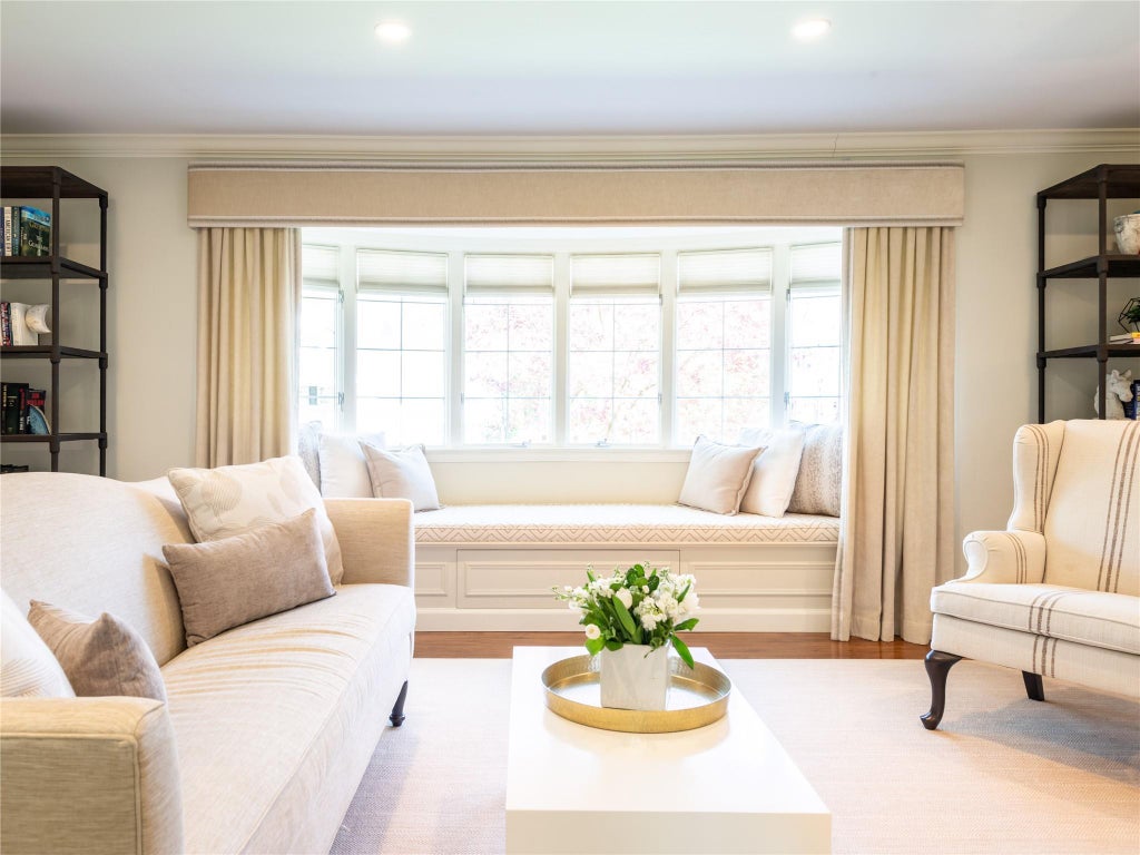 9 of 44 - 812 Hunt Lane, Manhasset, NY