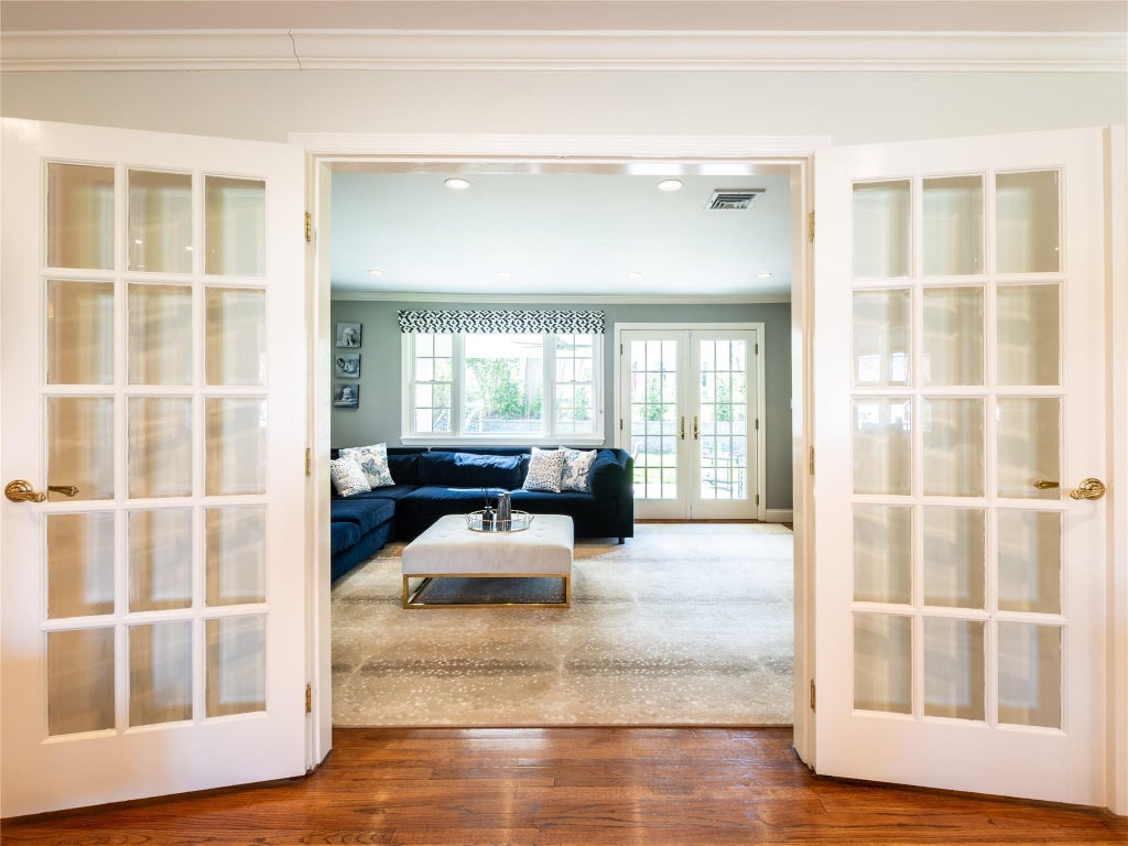 10 of 44 - 812 Hunt Lane, Manhasset, NY