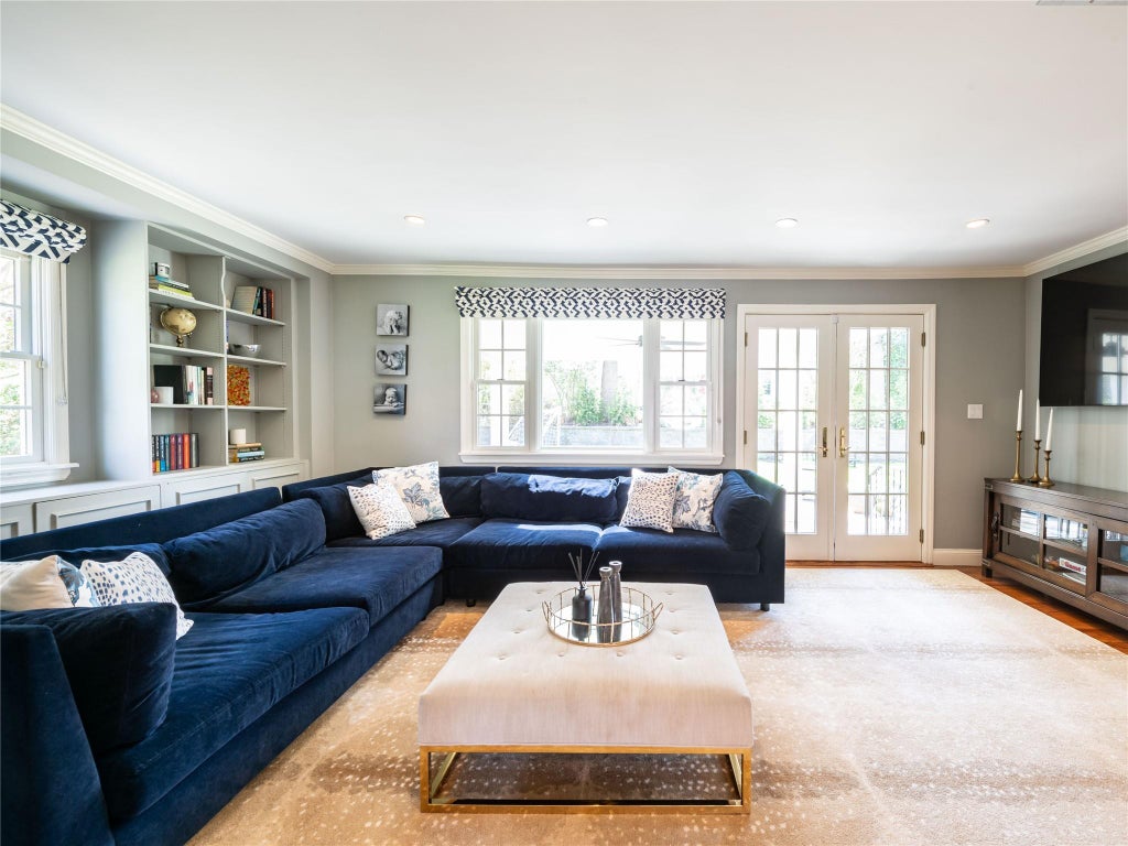 11 of 44 - 812 Hunt Lane, Manhasset, NY