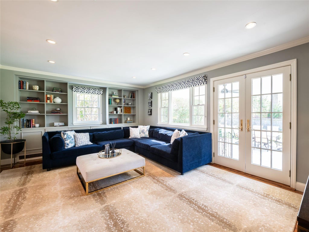 12 of 44 - 812 Hunt Lane, Manhasset, NY