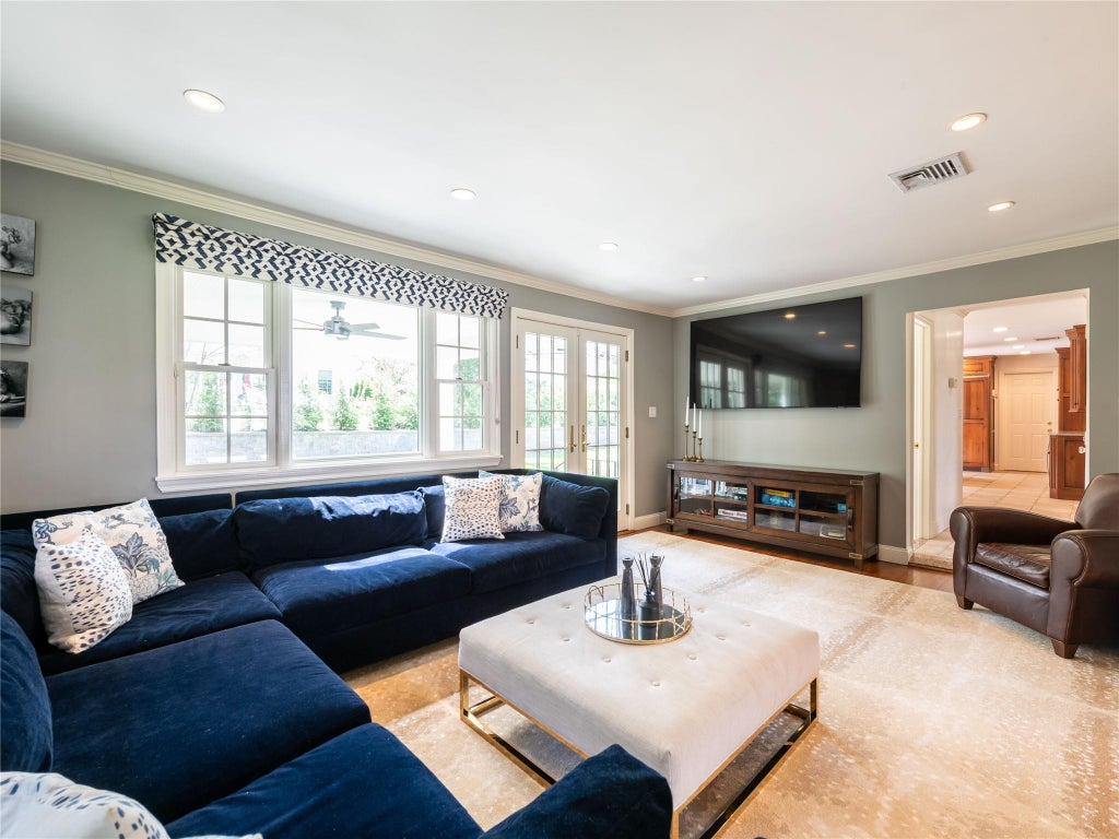 13 of 44 - 812 Hunt Lane, Manhasset, NY