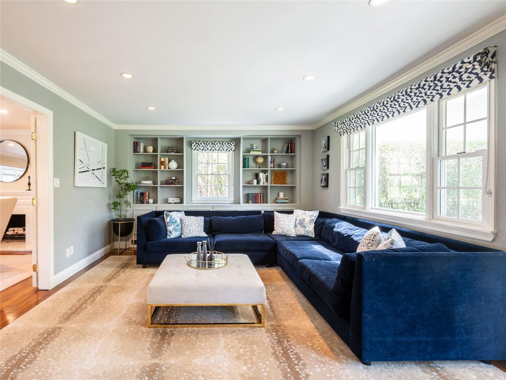 14 of 44 - 812 Hunt Lane, Manhasset, NY