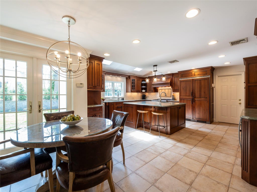 15 of 44 - 812 Hunt Lane, Manhasset, NY