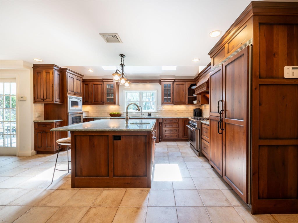 16 of 44 - 812 Hunt Lane, Manhasset, NY
