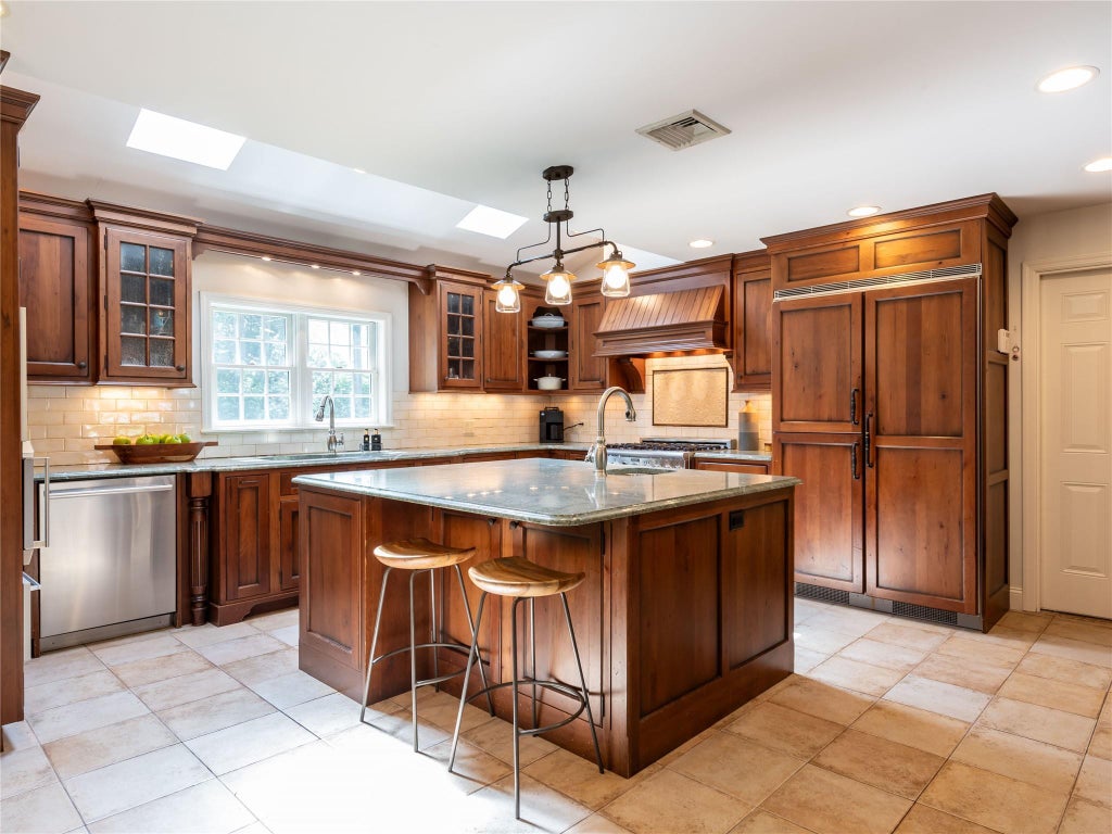 17 of 44 - 812 Hunt Lane, Manhasset, NY