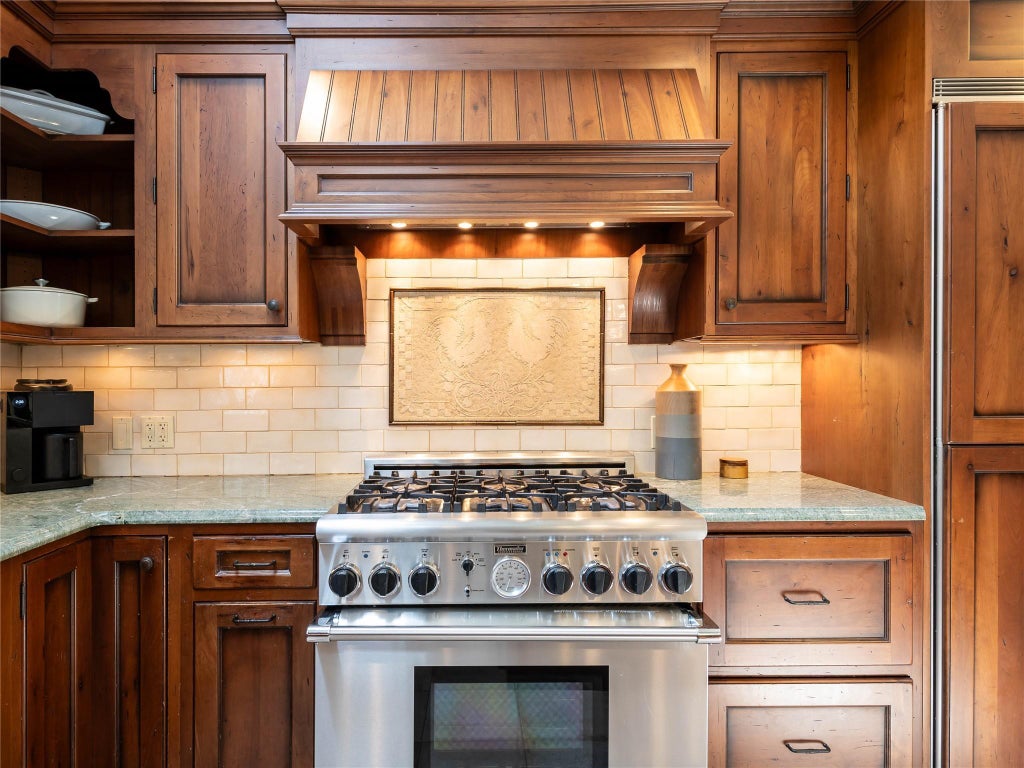 18 of 44 - 812 Hunt Lane, Manhasset, NY