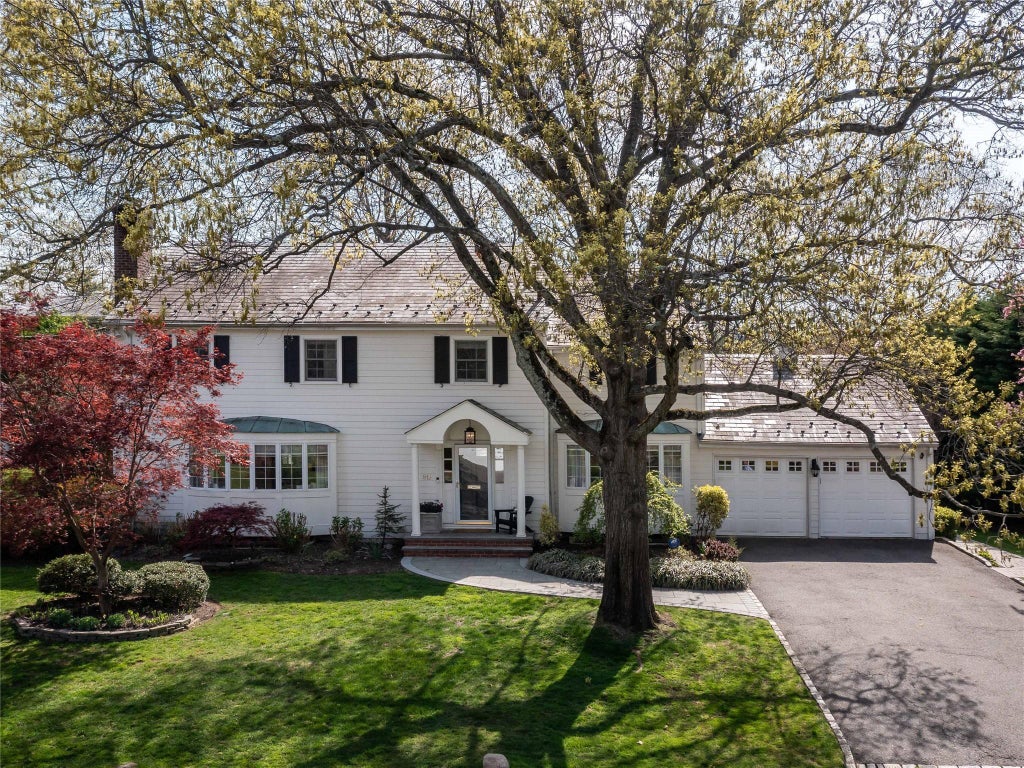 1 of 44 - 812 Hunt Lane, Manhasset, NY