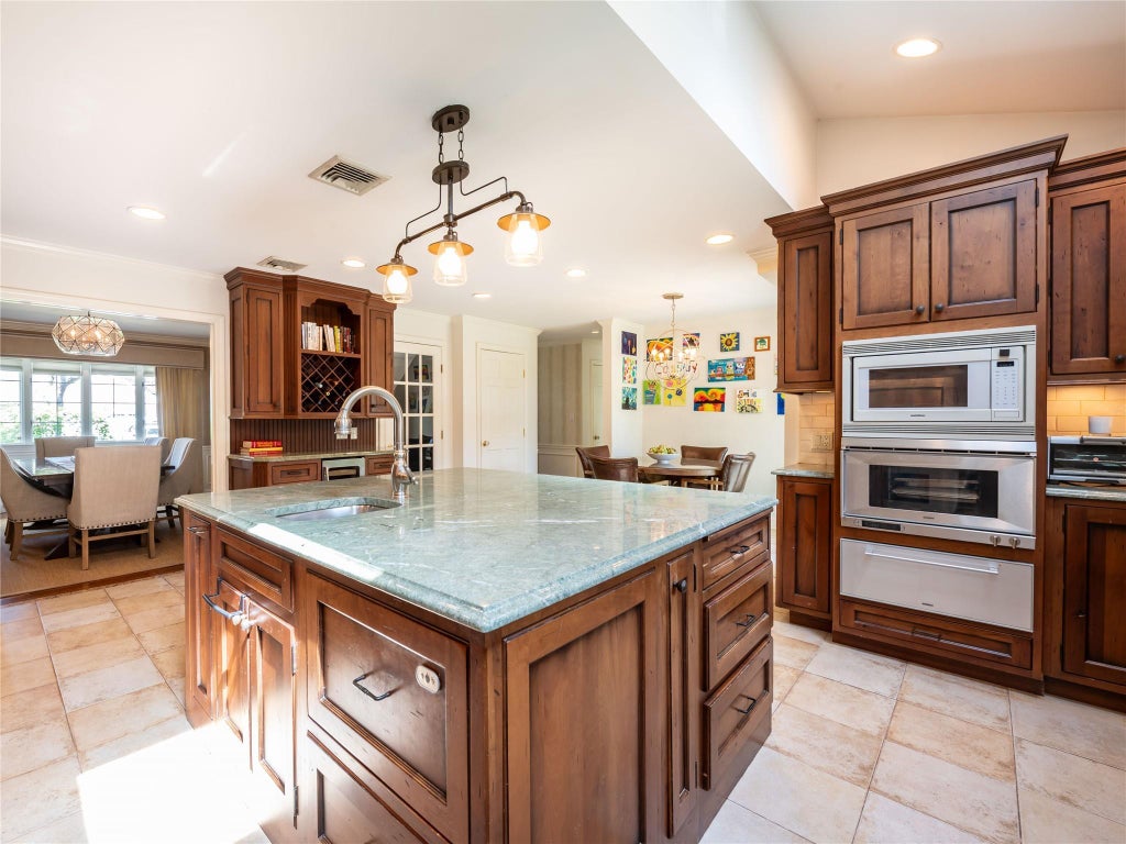19 of 44 - 812 Hunt Lane, Manhasset, NY