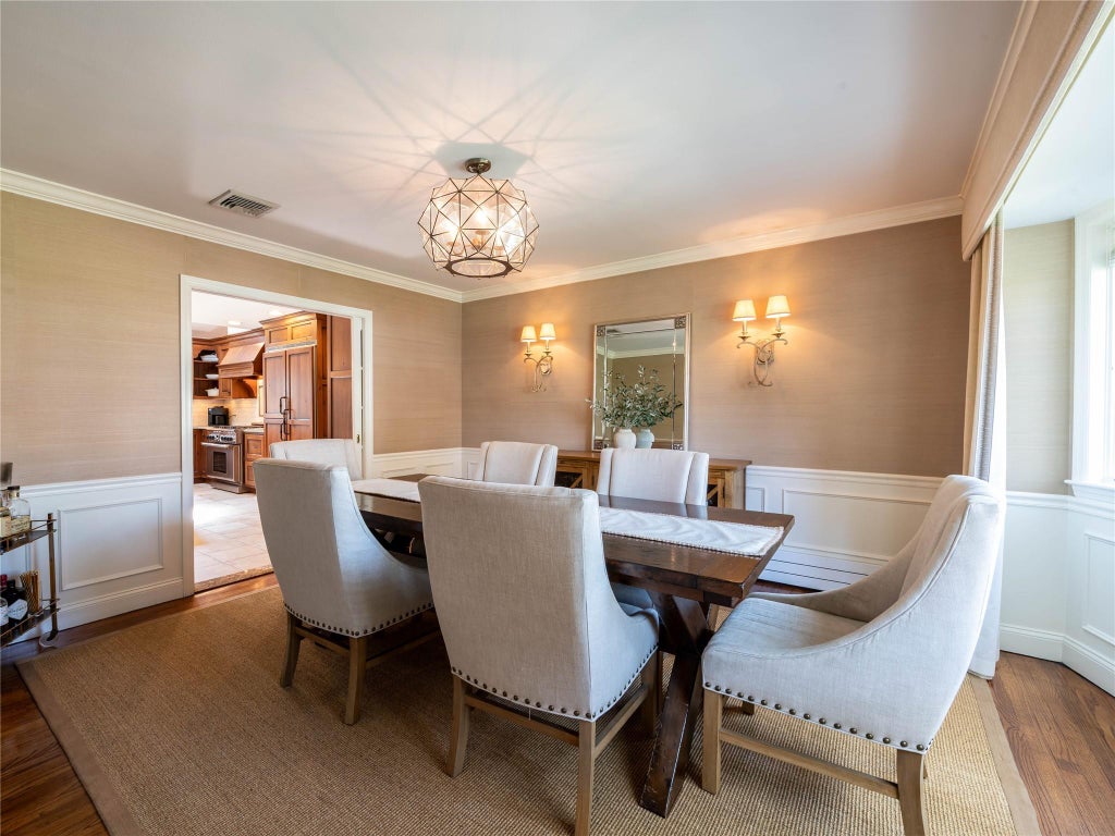 21 of 44 - 812 Hunt Lane, Manhasset, NY