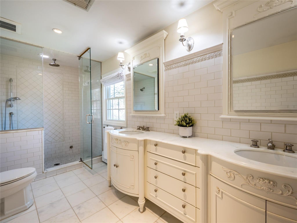 25 of 44 - 812 Hunt Lane, Manhasset, NY