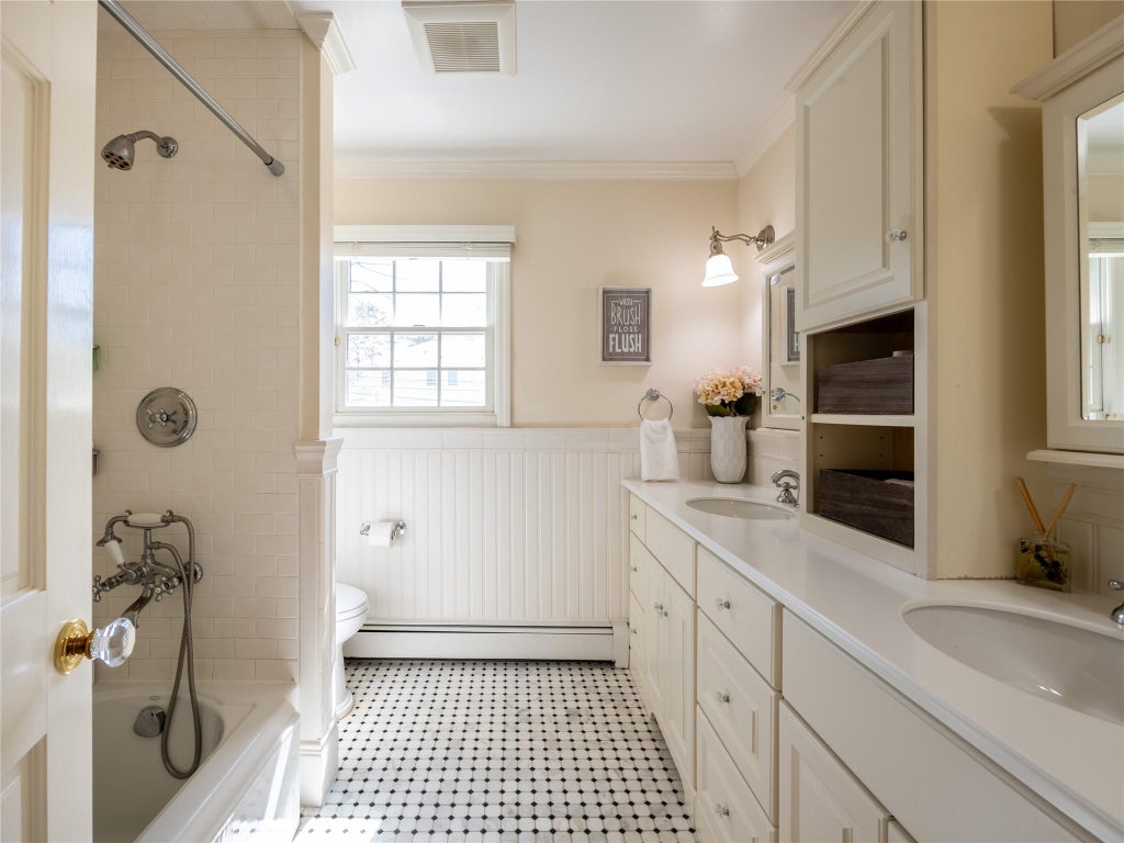 28 of 44 - 812 Hunt Lane, Manhasset, NY