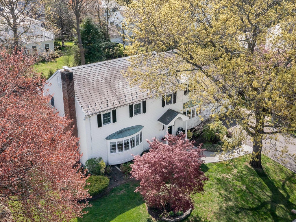 2 of 44 - 812 Hunt Lane, Manhasset, NY