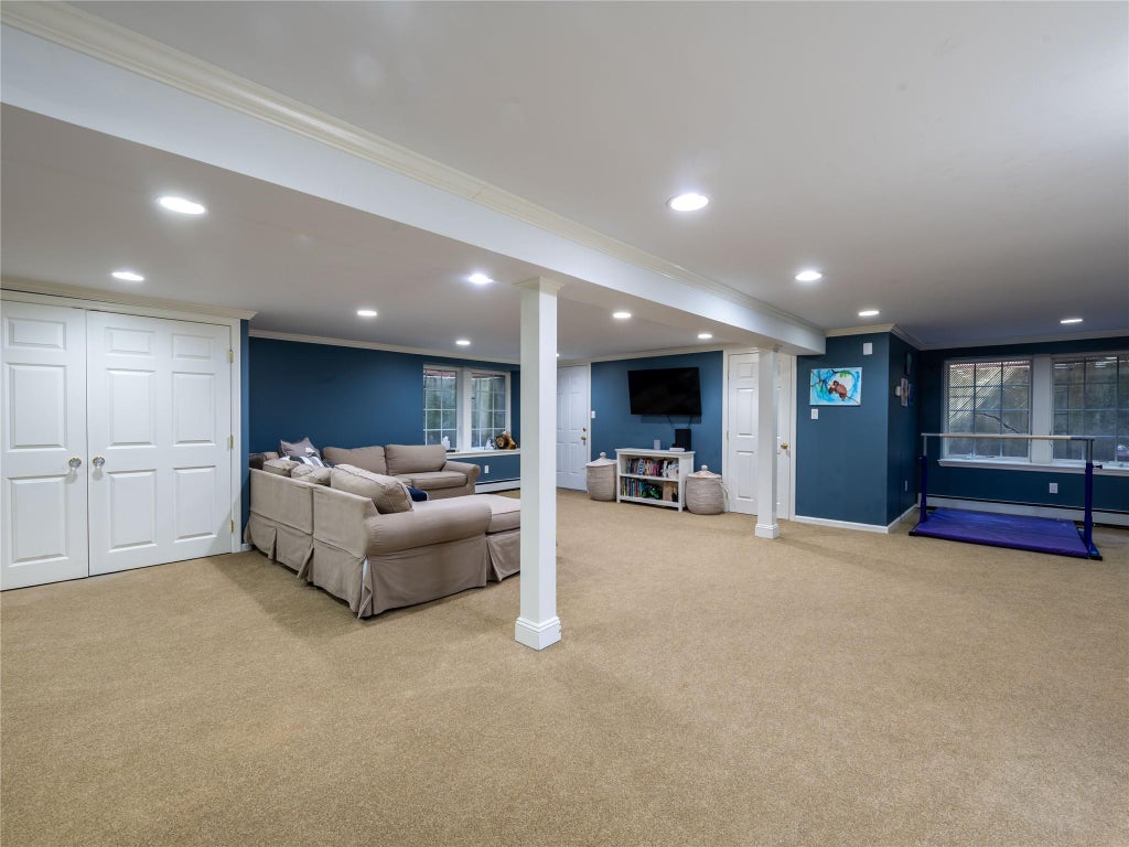 32 of 44 - 812 Hunt Lane, Manhasset, NY
