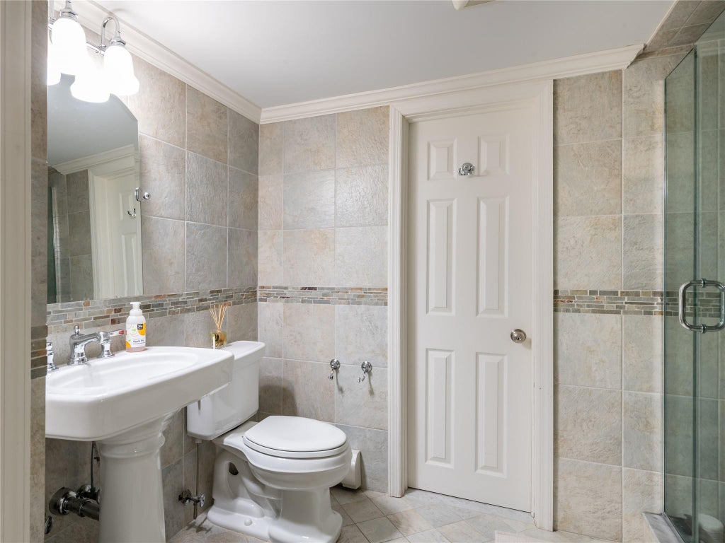 33 of 44 - 812 Hunt Lane, Manhasset, NY