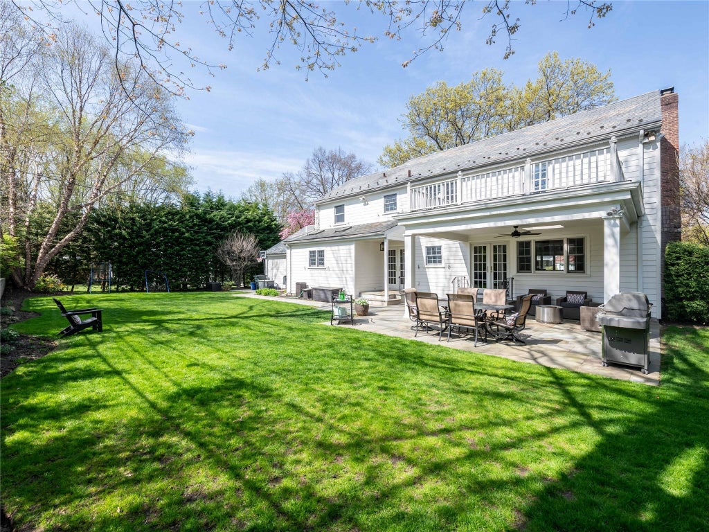35 of 44 - 812 Hunt Lane, Manhasset, NY
