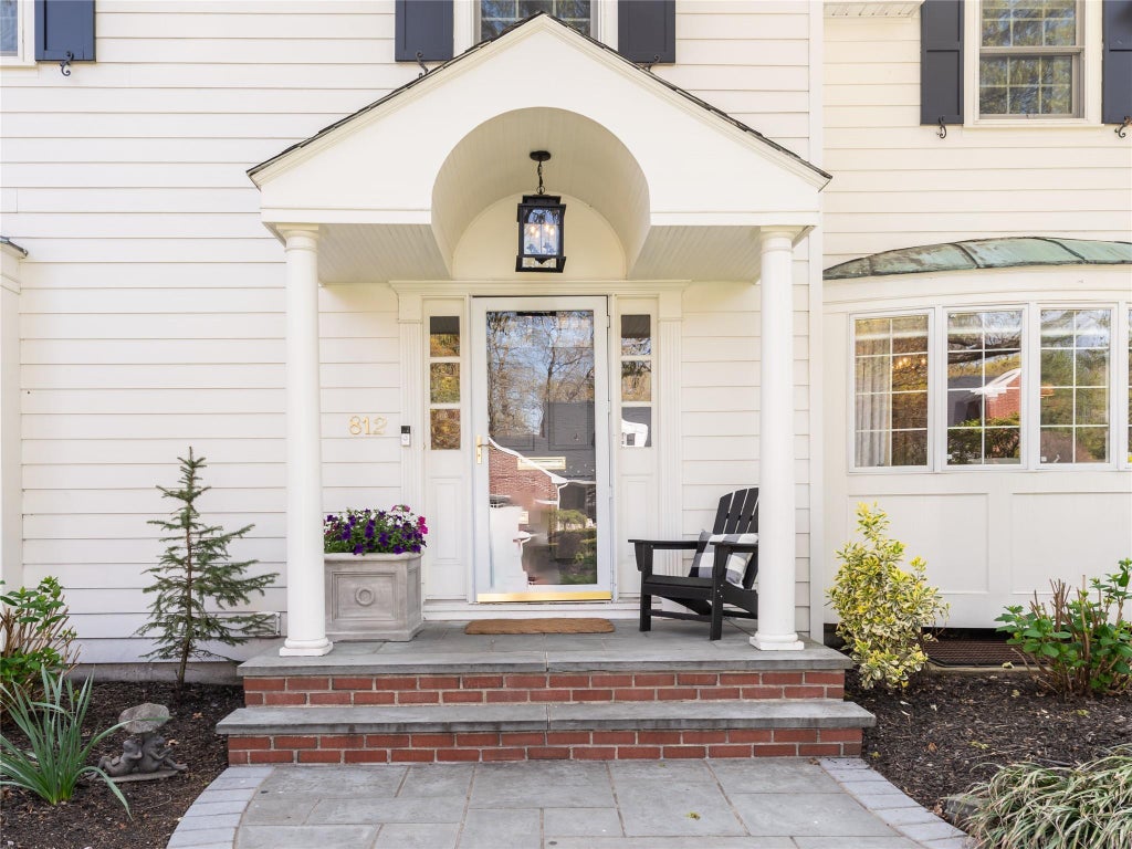 3 of 44 - 812 Hunt Lane, Manhasset, NY