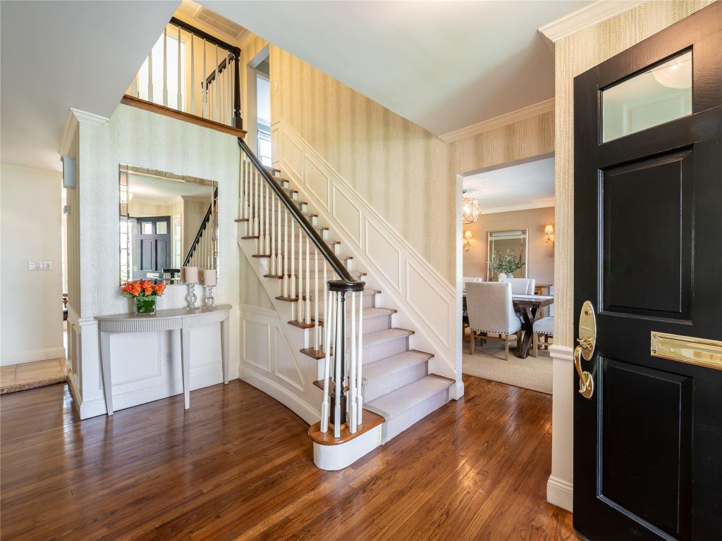 4 of 44 - 812 Hunt Lane, Manhasset, NY
