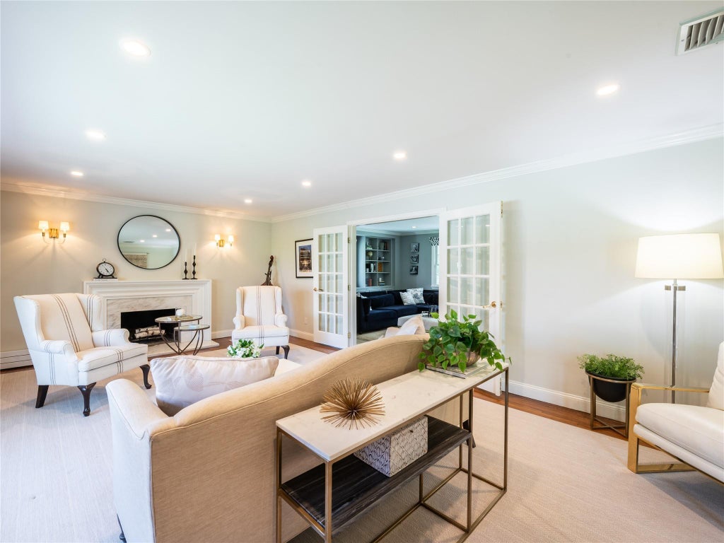 5 of 44 - 812 Hunt Lane, Manhasset, NY