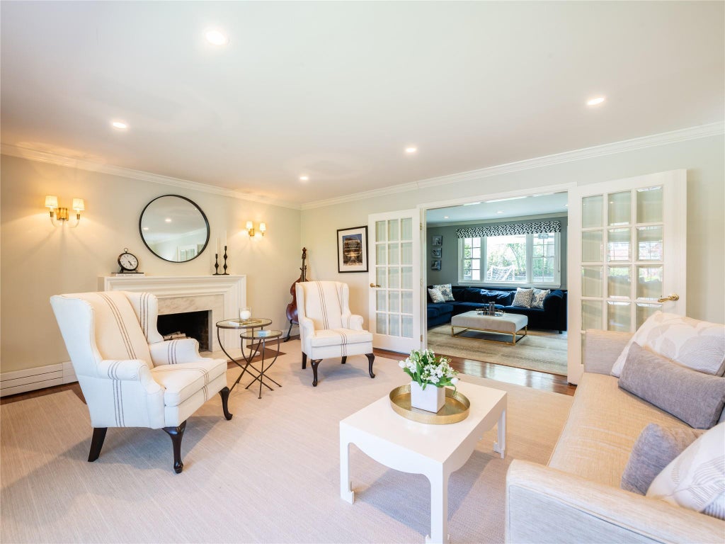 7 of 44 - 812 Hunt Lane, Manhasset, NY