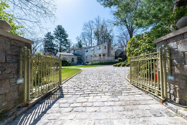 16 High Point Lane, Scarsdale