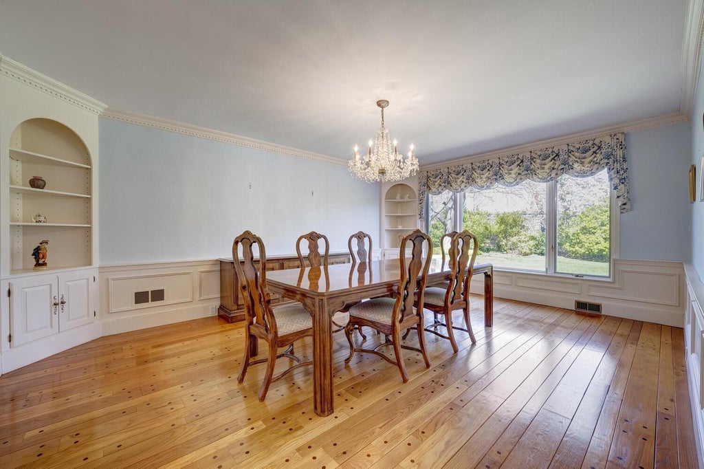 9 of 39 - 135 Northwoods Road, Manhasset, NY