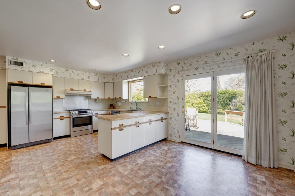 12 of 39 - 135 Northwoods Road, Manhasset, NY