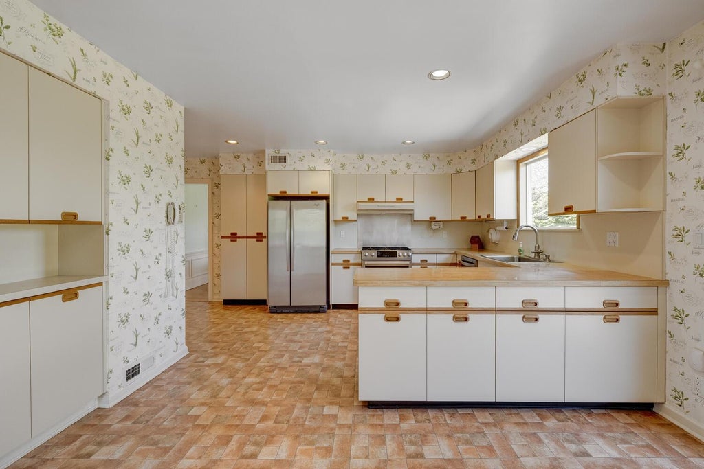 13 of 39 - 135 Northwoods Road, Manhasset, NY
