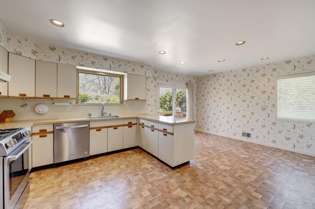14 of 39 - 135 Northwoods Road, Manhasset, NY