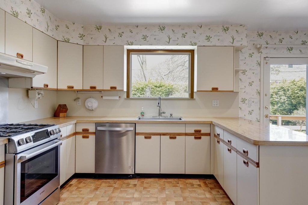 15 of 39 - 135 Northwoods Road, Manhasset, NY