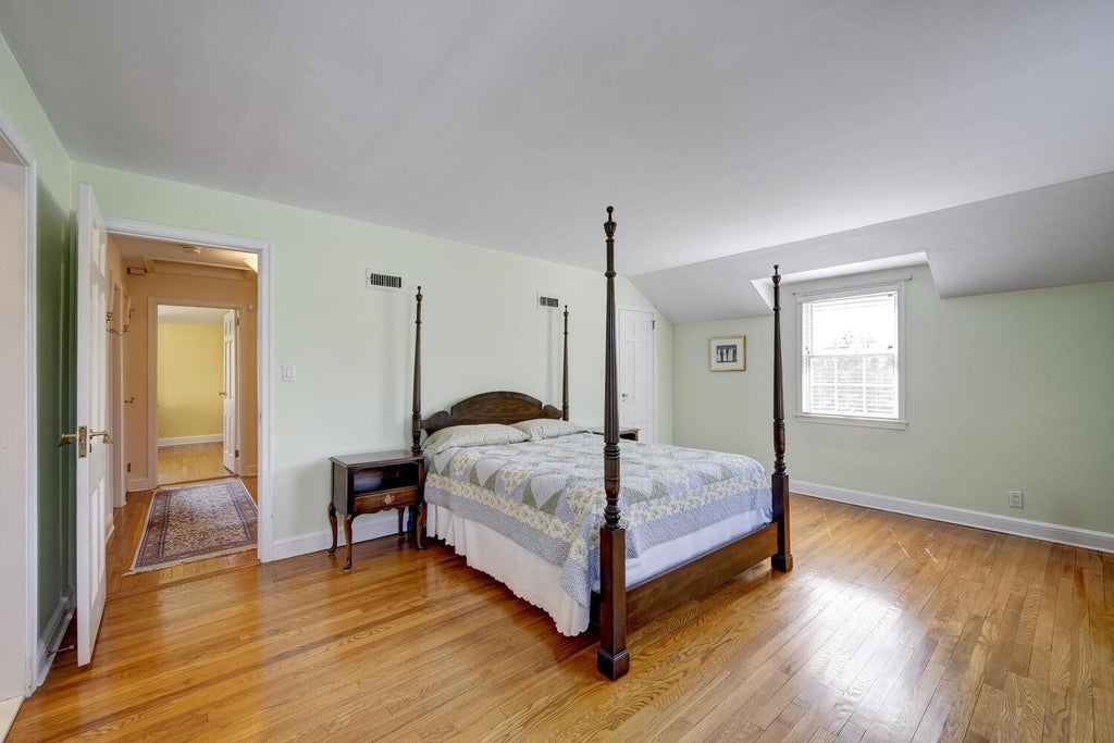 16 of 39 - 135 Northwoods Road, Manhasset, NY