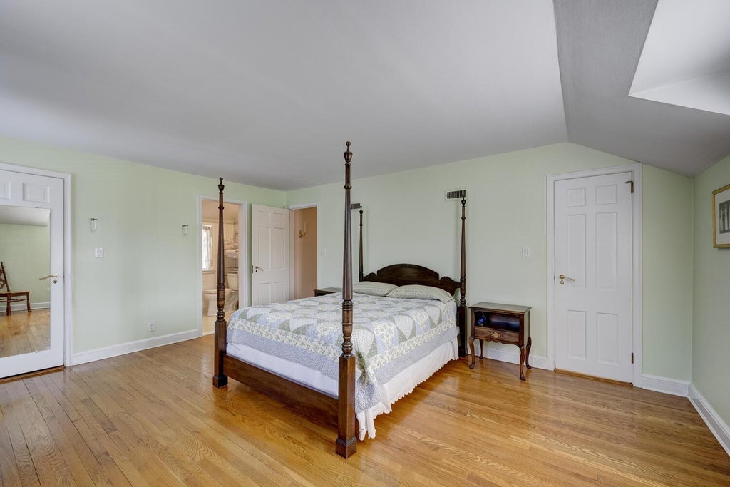 17 of 39 - 135 Northwoods Road, Manhasset, NY