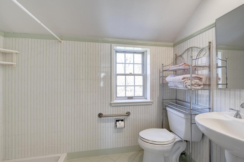 18 of 39 - 135 Northwoods Road, Manhasset, NY