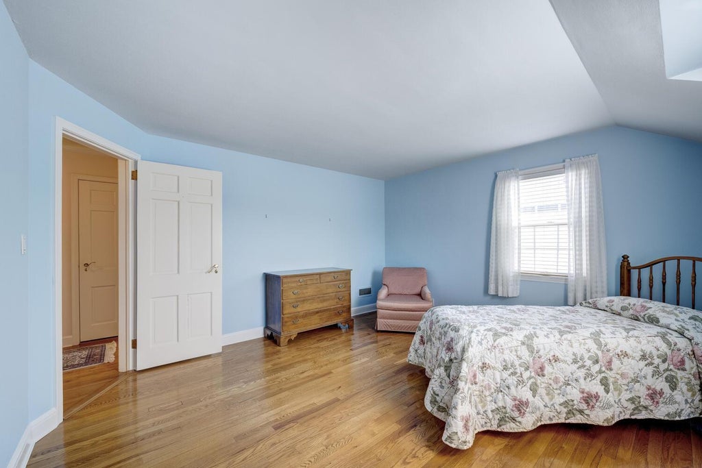 22 of 39 - 135 Northwoods Road, Manhasset, NY