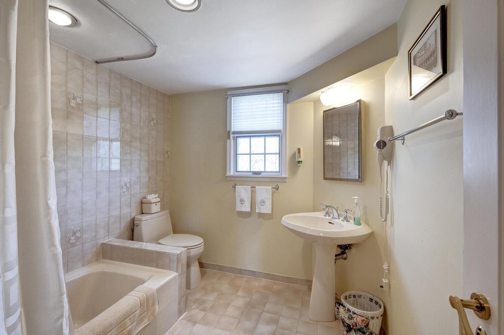 23 of 39 - 135 Northwoods Road, Manhasset, NY