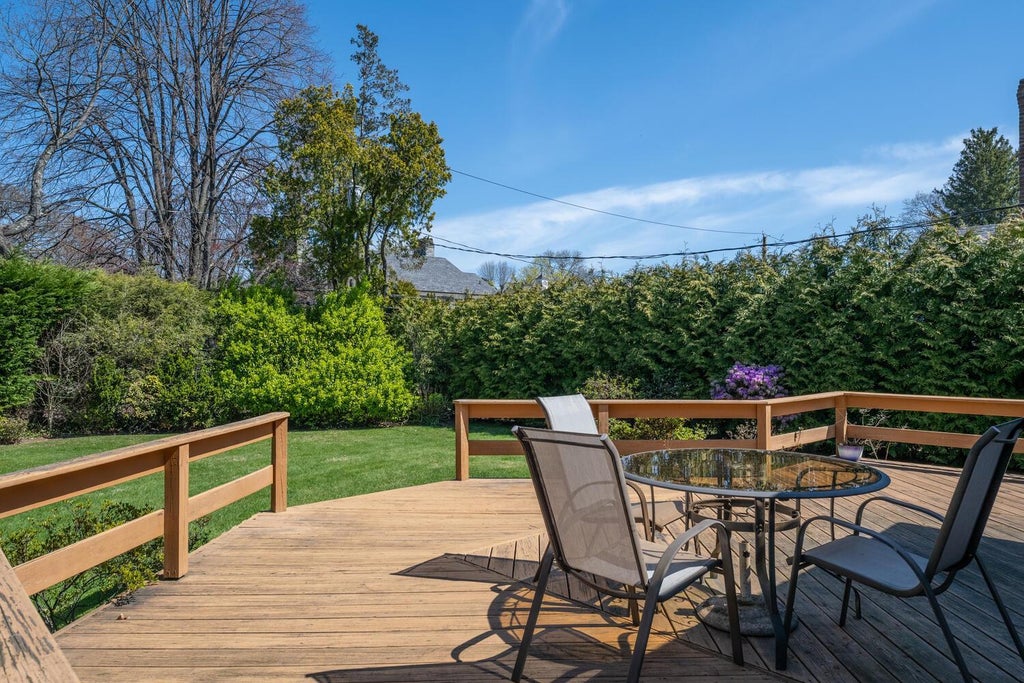 27 of 39 - 135 Northwoods Road, Manhasset, NY